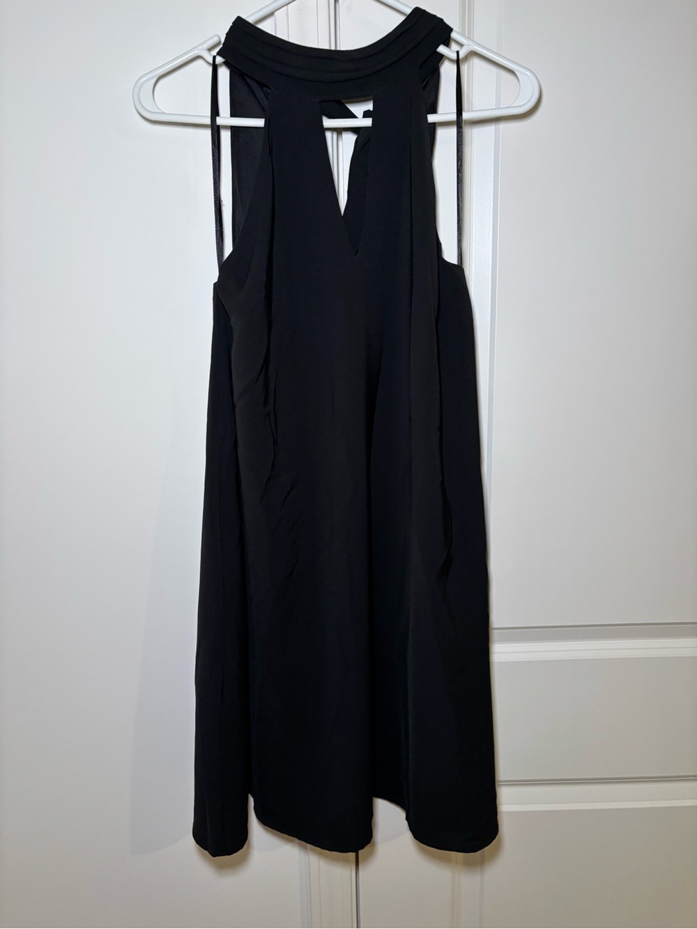 Chic Black Halter Mini Dress with Keyhole Neck